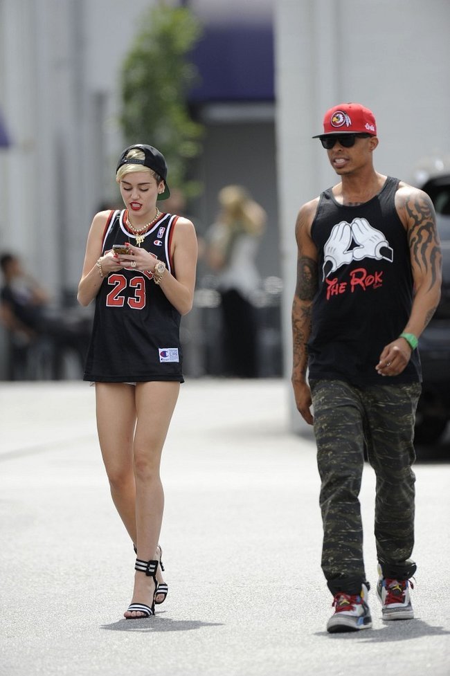 Увеличить фото miley-cyrus-at-the-centerstaging-studios-in-la--17_Starbeat.ru В форме и в настроении: Майли Сайрус с друзьями около «CenterStaging Studios»: miley-cyrus-at-the-centerstaging-studios-in-la--17_Starbeat.ru