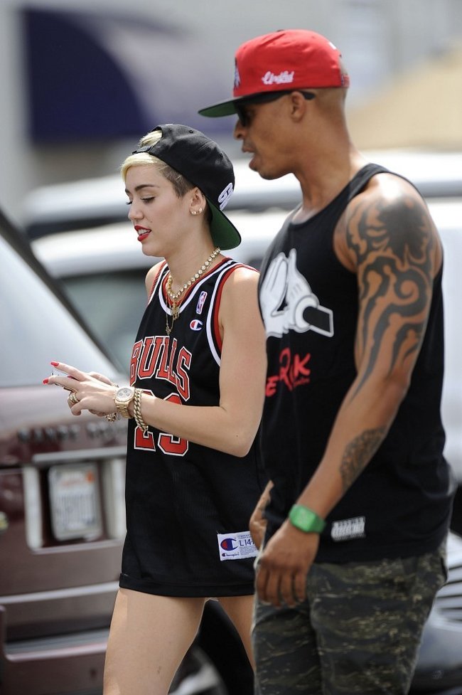 Увеличить фото miley-cyrus-at-the-centerstaging-studios-in-la--18_Starbeat.ru В форме и в настроении: Майли Сайрус с друзьями около «CenterStaging Studios»: miley-cyrus-at-the-centerstaging-studios-in-la--18_Starbeat.ru