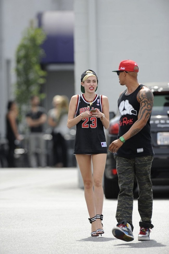 Увеличить фото miley-cyrus-at-the-centerstaging-studios-in-la--19_Starbeat.ru В форме и в настроении: Майли Сайрус с друзьями около «CenterStaging Studios»: miley-cyrus-at-the-centerstaging-studios-in-la--19_Starbeat.ru