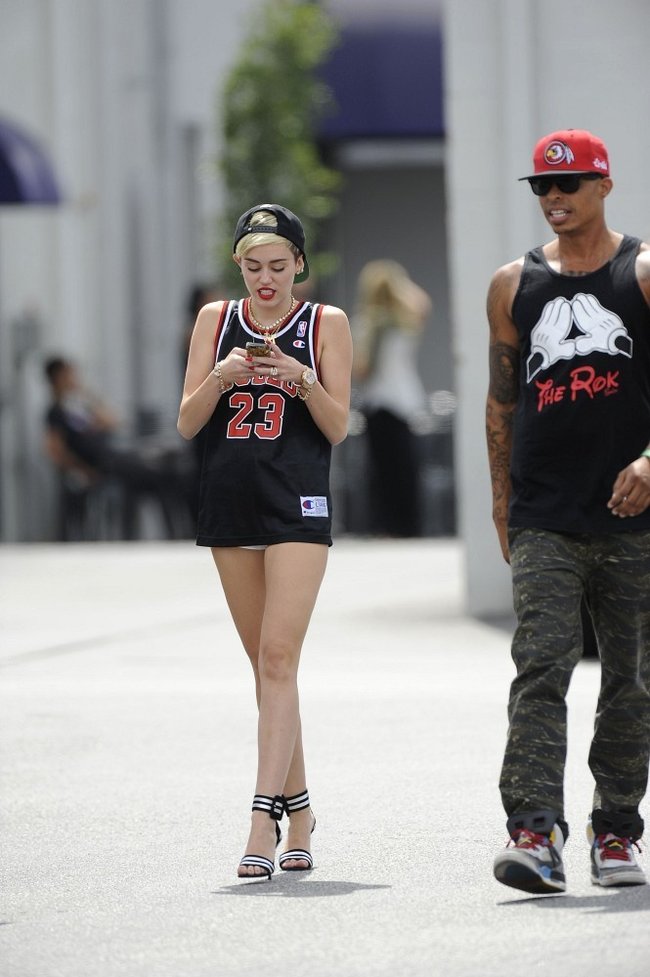 Увеличить фото miley-cyrus-at-the-centerstaging-studios-in-la--20_Starbeat.ru В форме и в настроении: Майли Сайрус с друзьями около «CenterStaging Studios»: miley-cyrus-at-the-centerstaging-studios-in-la--20_Starbeat.ru