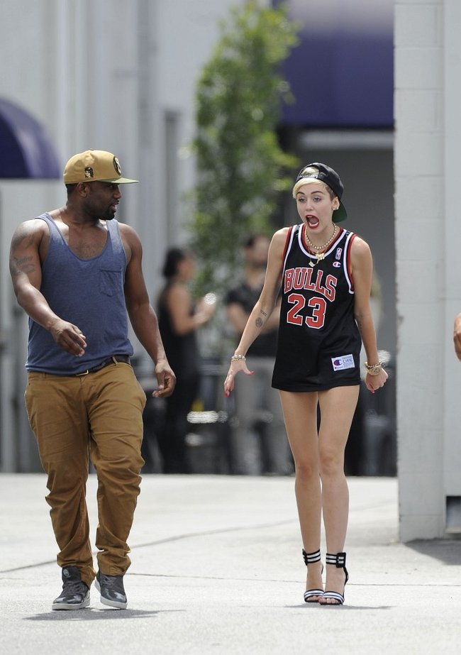 Увеличить фото miley-cyrus-at-the-centerstaging-studios-in-la--21_Starbeat.ru В форме и в настроении: Майли Сайрус с друзьями около «CenterStaging Studios»: miley-cyrus-at-the-centerstaging-studios-in-la--21_Starbeat.ru