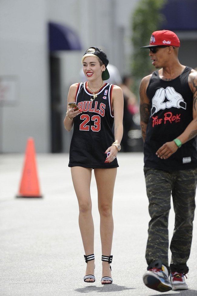 Увеличить фото miley-cyrus-at-the-centerstaging-studios-in-la--22_Starbeat.ru В форме и в настроении: Майли Сайрус с друзьями около «CenterStaging Studios»: miley-cyrus-at-the-centerstaging-studios-in-la--22_Starbeat.ru