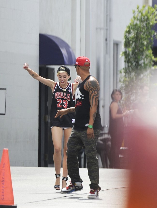 Увеличить фото miley-cyrus-at-the-centerstaging-studios-in-la--23_Starbeat.ru В форме и в настроении: Майли Сайрус с друзьями около «CenterStaging Studios»: miley-cyrus-at-the-centerstaging-studios-in-la--23_Starbeat.ru