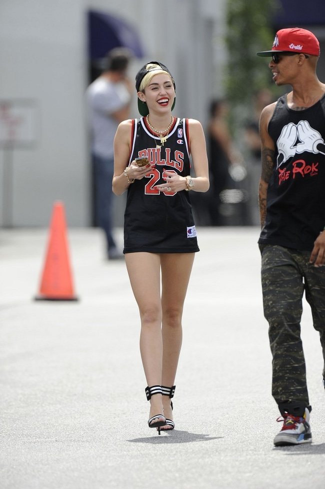 Увеличить фото miley-cyrus-at-the-centerstaging-studios-in-la--25_Starbeat.ru В форме и в настроении: Майли Сайрус с друзьями около «CenterStaging Studios»: miley-cyrus-at-the-centerstaging-studios-in-la--25_Starbeat.ru