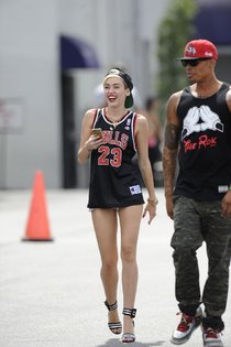 В форме и в настроении: Майли Сайрус с друзьями около «CenterStaging Studios»: miley-cyrus-at-the-centerstaging-studios-in-la--10_Starbeat.ru
