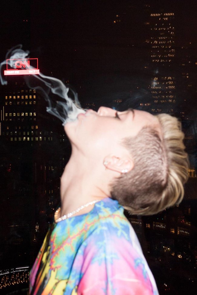 Увеличить фото miley-cyrus-111_Starbeat.ru Майли Сайрус практически разделась перед объективом Терри Ричардсона: miley-cyrus-111_Starbeat.ru
