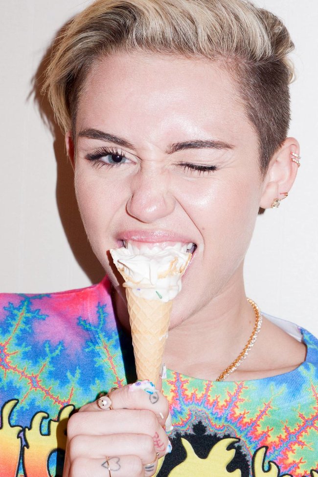 Увеличить фото miley-cyrus-12_Starbeat.ru Майли Сайрус практически разделась перед объективом Терри Ричардсона: miley-cyrus-12_Starbeat.ru
