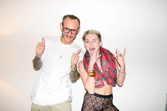 Увеличить фото miley-cyrus-15_Starbeat.ru Майли Сайрус практически разделась перед объективом Терри Ричардсона: miley-cyrus-15_Starbeat.ru
