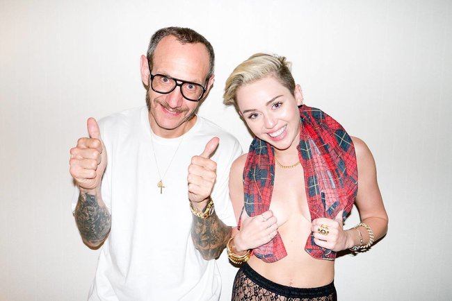 Увеличить фото miley-cyrus-16_Starbeat.ru Майли Сайрус практически разделась перед объективом Терри Ричардсона: miley-cyrus-16_Starbeat.ru