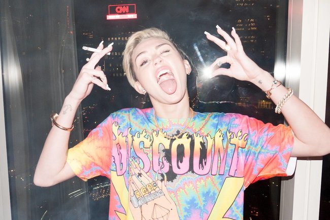Увеличить фото miley-cyrus-21_Starbeat.ru Майли Сайрус практически разделась перед объективом Терри Ричардсона: miley-cyrus-21_Starbeat.ru