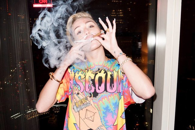 Увеличить фото miley-cyrus-22_Starbeat.ru Майли Сайрус практически разделась перед объективом Терри Ричардсона: miley-cyrus-22_Starbeat.ru