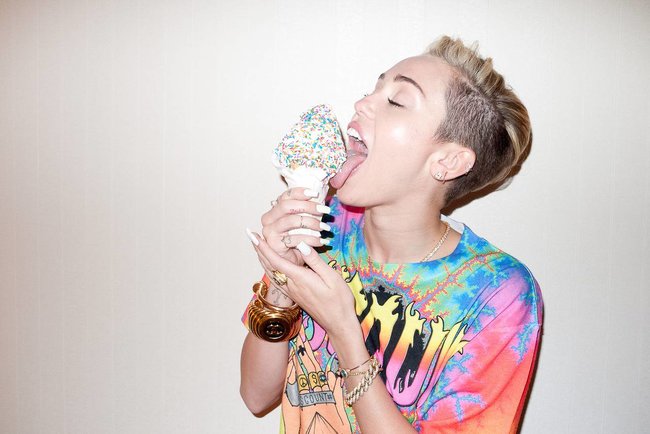 Увеличить фото miley-cyrus-23_Starbeat.ru Майли Сайрус практически разделась перед объективом Терри Ричардсона: miley-cyrus-23_Starbeat.ru