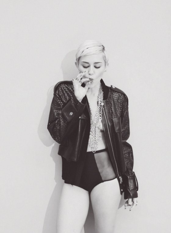 Майли Сайрус: певица продемонстрировала свою обнаженную грудь (фотограф: Brian Bowen Smith): miley-cyrus-brian-bowen-smith-photoshoot--05_Starbeat.ru