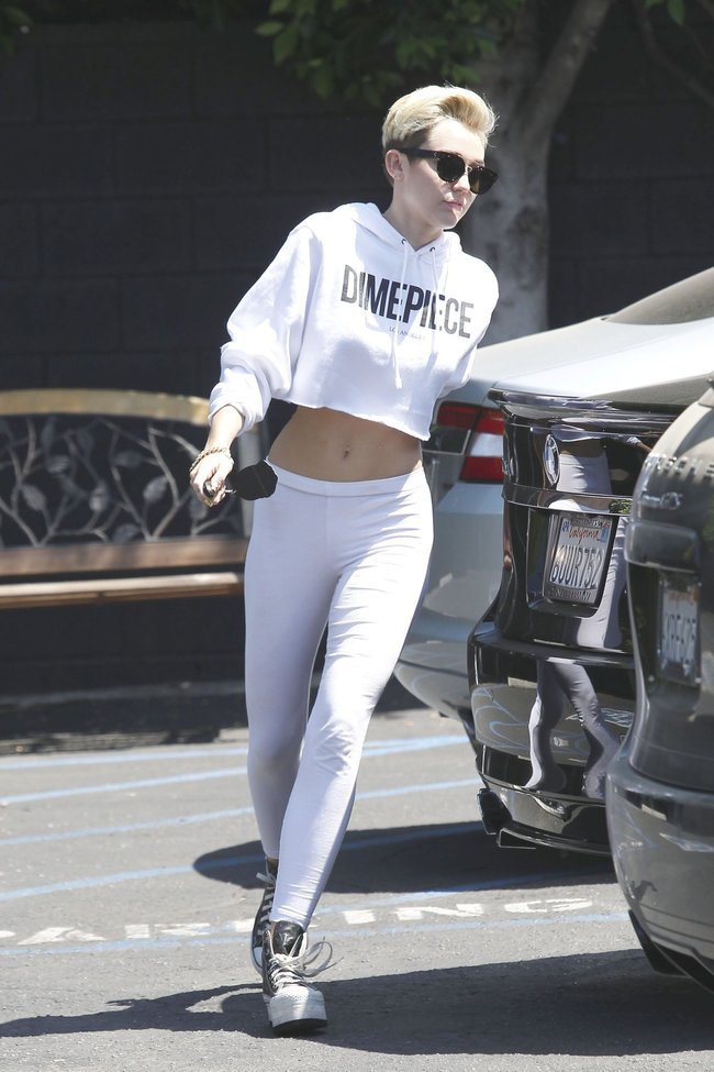 Сногсшибательная фигура Майли Сайрус: съемки клипа «We Can’t Stop»: miley-cyrus-111_Starbeat.ru