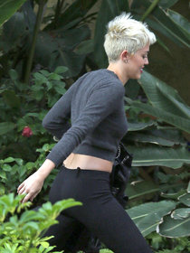 Увеличить фото miley-cyrus---heading-to-the-studio-in-hollywood--01_Starbeat.ru Майли Сайрус направляется в студию звукозаписи: miley-cyrus---heading-to-the-studio-in-hollywood--01_Starbeat.ru