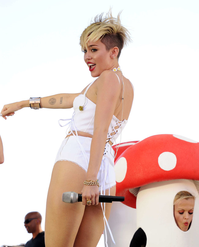 Выступление Майли Сайрус на музыкальном фестивале «iHeartRadio 2013»: miley-cyrus-photos-iheartradio-2013-performance-09_Starbeat.ru