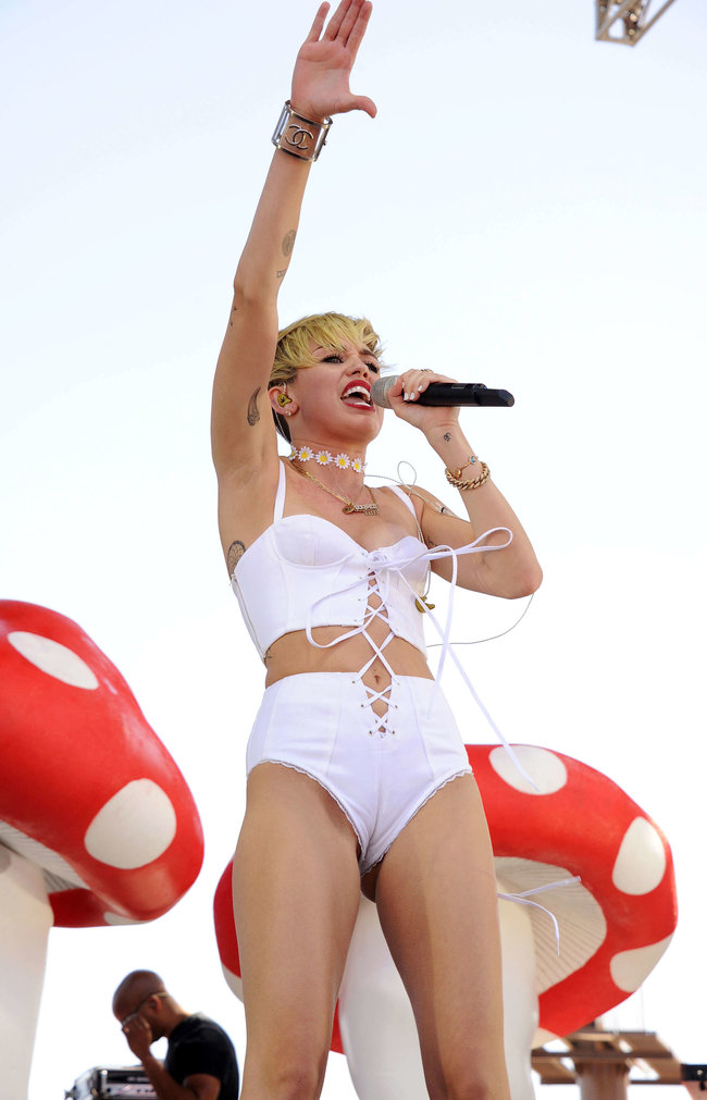 Выступление Майли Сайрус на музыкальном фестивале «iHeartRadio 2013»: miley-cyrus-photos-iheartradio-2013-performance-10_Starbeat.ru