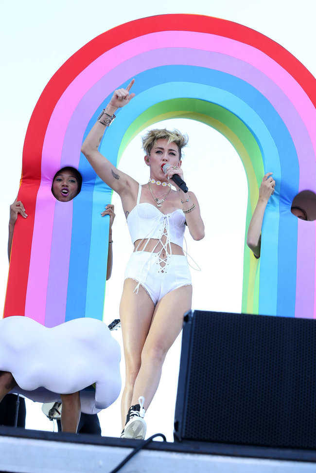 Выступление Майли Сайрус на музыкальном фестивале «iHeartRadio 2013»: miley-cyrus-photos-iheartradio-2013-performance-12_Starbeat.ru