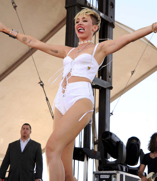 Выступление Майли Сайрус на музыкальном фестивале «iHeartRadio 2013»: miley-cyrus-photos-iheartradio-2013-performance-13_Starbeat.ru