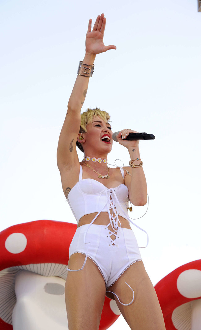 Выступление Майли Сайрус на музыкальном фестивале «iHeartRadio 2013»: miley-cyrus-photos-iheartradio-2013-performance-15_Starbeat.ru