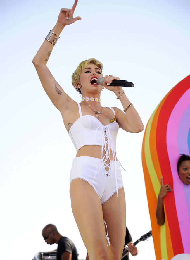 Выступление Майли Сайрус на музыкальном фестивале «iHeartRadio 2013»: miley-cyrus-photos-iheartradio-2013-performance-24_Starbeat.ru