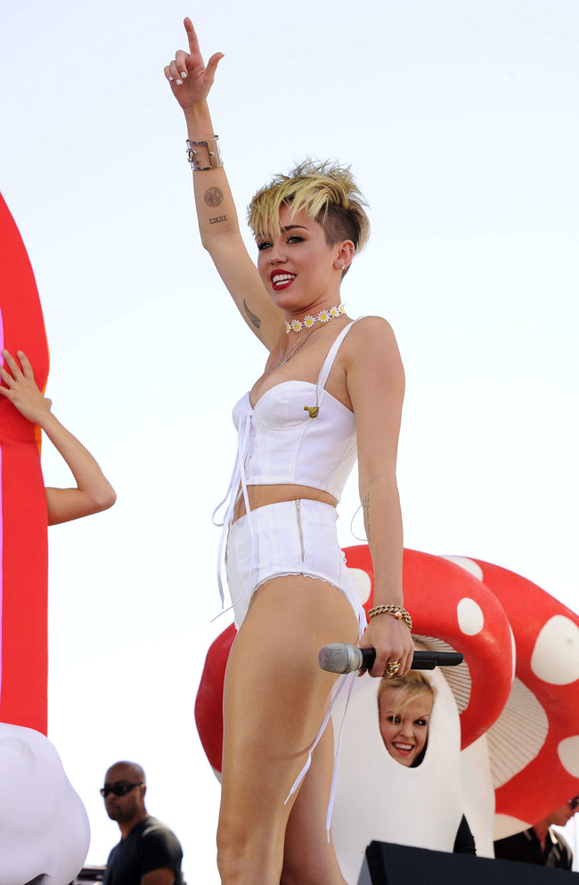Выступление Майли Сайрус на музыкальном фестивале «iHeartRadio 2013»: miley-cyrus-photos-iheartradio-2013-performance-28_Starbeat.ru