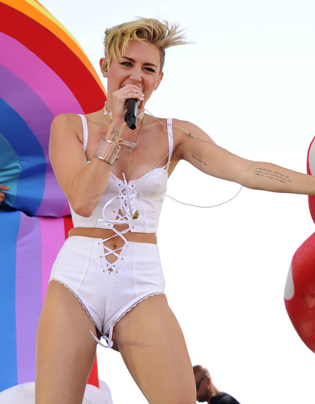 Выступление Майли Сайрус на музыкальном фестивале «iHeartRadio 2013»: miley-cyrus-photos-iheartradio-2013-performance-30_Starbeat.ru