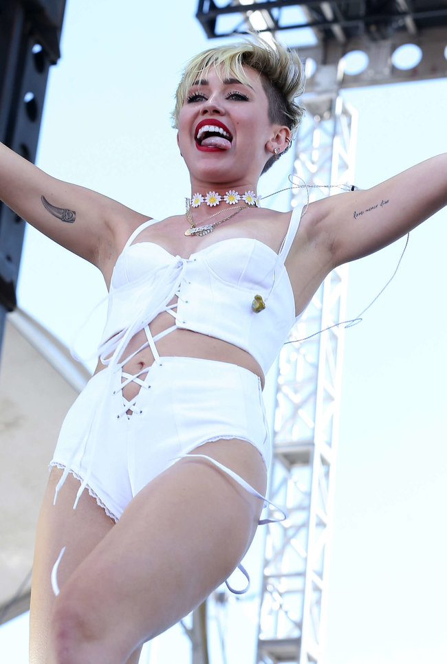 Выступление Майли Сайрус на музыкальном фестивале «iHeartRadio 2013»: miley-cyrus-photos-iheartradio-2013-performance-31_Starbeat.ru