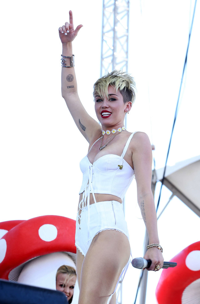 Выступление Майли Сайрус на музыкальном фестивале «iHeartRadio 2013»: miley-cyrus-photos-iheartradio-2013-performance-41_Starbeat.ru
