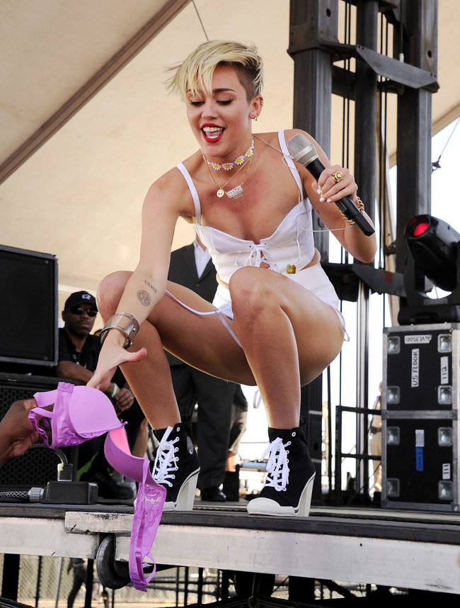 Выступление Майли Сайрус на музыкальном фестивале «iHeartRadio 2013»: miley-cyrus-photos-iheartradio-2013-performance-46_Starbeat.ru