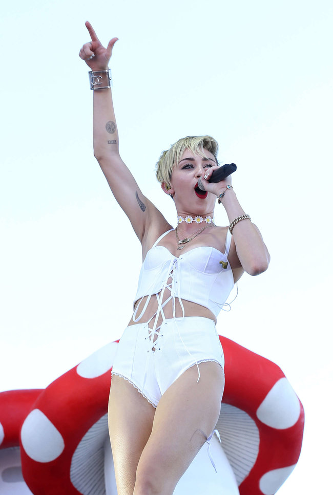 Выступление Майли Сайрус на музыкальном фестивале «iHeartRadio 2013»: miley-cyrus-photos-iheartradio-2013-performance-47_Starbeat.ru