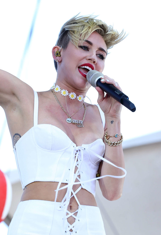 Выступление Майли Сайрус на музыкальном фестивале «iHeartRadio 2013»: miley-cyrus-photos-iheartradio-2013-performance-48_Starbeat.ru