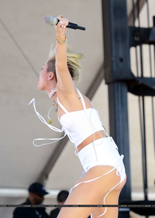Выступление Майли Сайрус на музыкальном фестивале «iHeartRadio 2013»: miley-cyrus-photos-iheartradio-2013-performance-50_Starbeat.ru