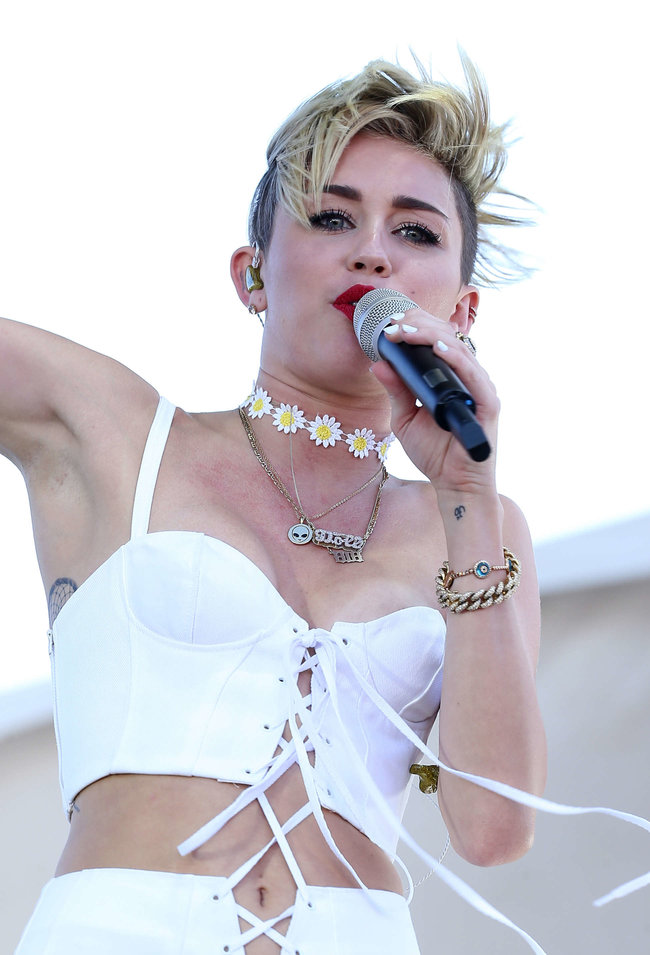 Выступление Майли Сайрус на музыкальном фестивале «iHeartRadio 2013»: miley-cyrus-photos-iheartradio-2013-performance-52_Starbeat.ru