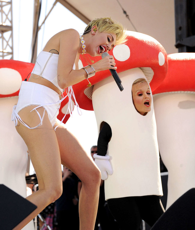 Выступление Майли Сайрус на музыкальном фестивале «iHeartRadio 2013»: miley-cyrus-photos-iheartradio-2013-performance-53_Starbeat.ru