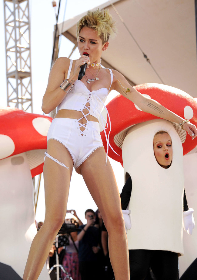 Выступление Майли Сайрус на музыкальном фестивале «iHeartRadio 2013»: miley-cyrus-photos-iheartradio-2013-performance-56_Starbeat.ru