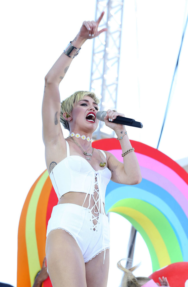 Выступление Майли Сайрус на музыкальном фестивале «iHeartRadio 2013»: miley-cyrus-photos-iheartradio-2013-performance-57_Starbeat.ru
