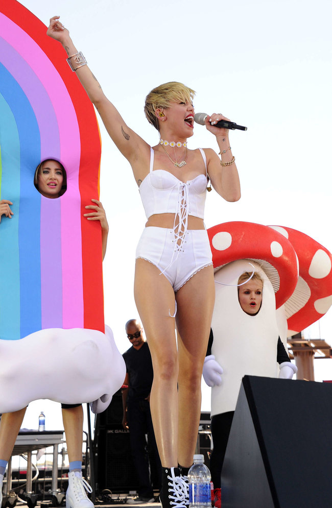 Выступление Майли Сайрус на музыкальном фестивале «iHeartRadio 2013»: miley-cyrus-photos-iheartradio-2013-performance-59_Starbeat.ru
