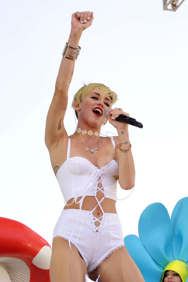Выступление Майли Сайрус на музыкальном фестивале «iHeartRadio 2013»: miley-cyrus-photos-iheartradio-2013-performance-62_Starbeat.ru