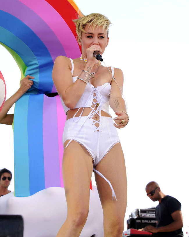 Выступление Майли Сайрус на музыкальном фестивале «iHeartRadio 2013»: miley-cyrus-photos-iheartradio-2013-performance-68_Starbeat.ru