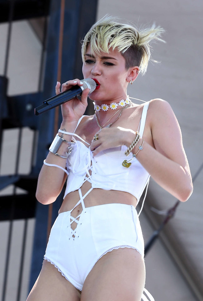 Выступление Майли Сайрус на музыкальном фестивале «iHeartRadio 2013»: miley-cyrus-photos-iheartradio-2013-performance-69_Starbeat.ru