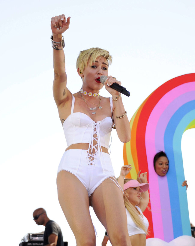 Выступление Майли Сайрус на музыкальном фестивале «iHeartRadio 2013»: miley-cyrus-photos-iheartradio-2013-performance-72_Starbeat.ru