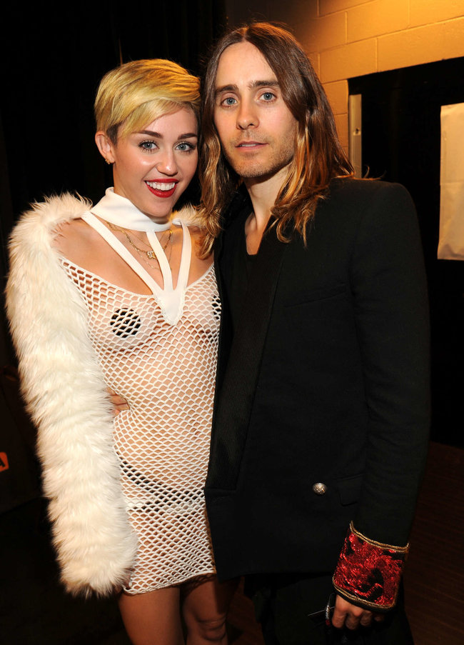 Майли Сайрус выступила на сцене фестиваля «iHeartRadio»: miley-cyrus-iheart-2013--02_Starbeat.ru