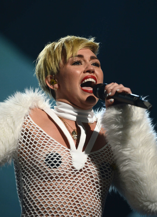 Майли Сайрус выступила на сцене фестиваля «iHeartRadio»: miley-cyrus-iheart-2013--03_Starbeat.ru