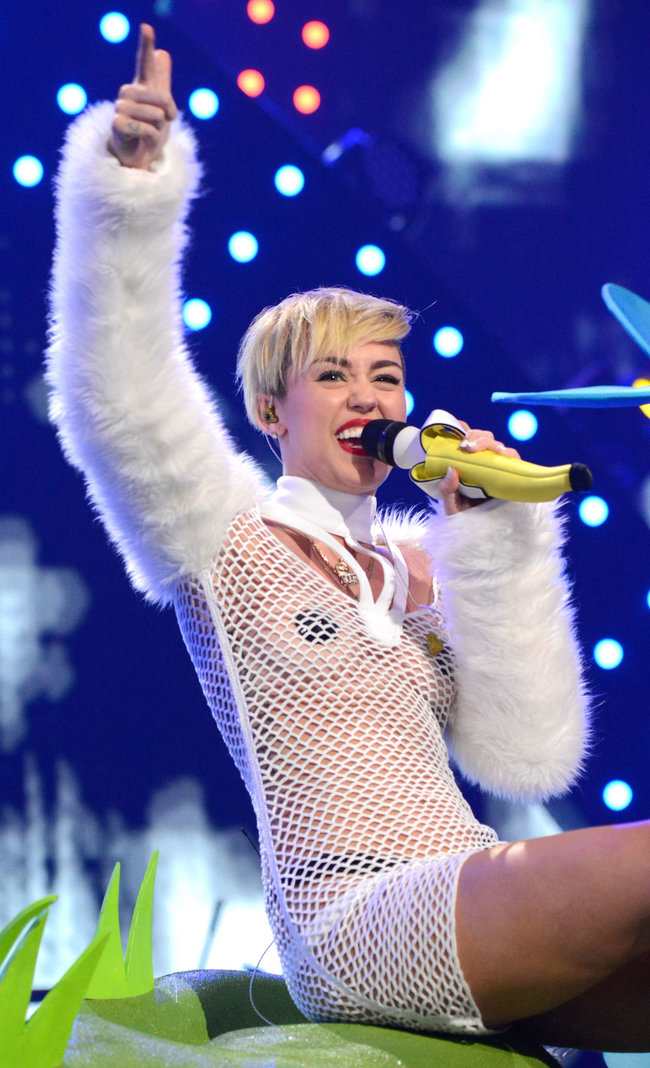 Майли Сайрус выступила на сцене фестиваля «iHeartRadio»: miley-cyrus-iheart-2013--101_Starbeat.ru