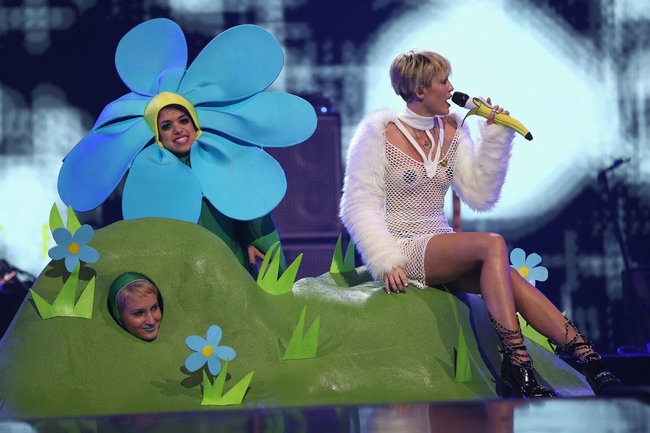 Майли Сайрус выступила на сцене фестиваля «iHeartRadio»: miley-cyrus-iheart-2013--103_Starbeat.ru