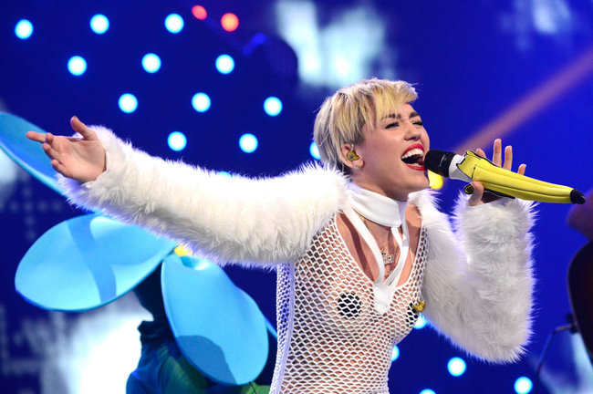Майли Сайрус выступила на сцене фестиваля «iHeartRadio»: miley-cyrus-iheart-2013--105_Starbeat.ru