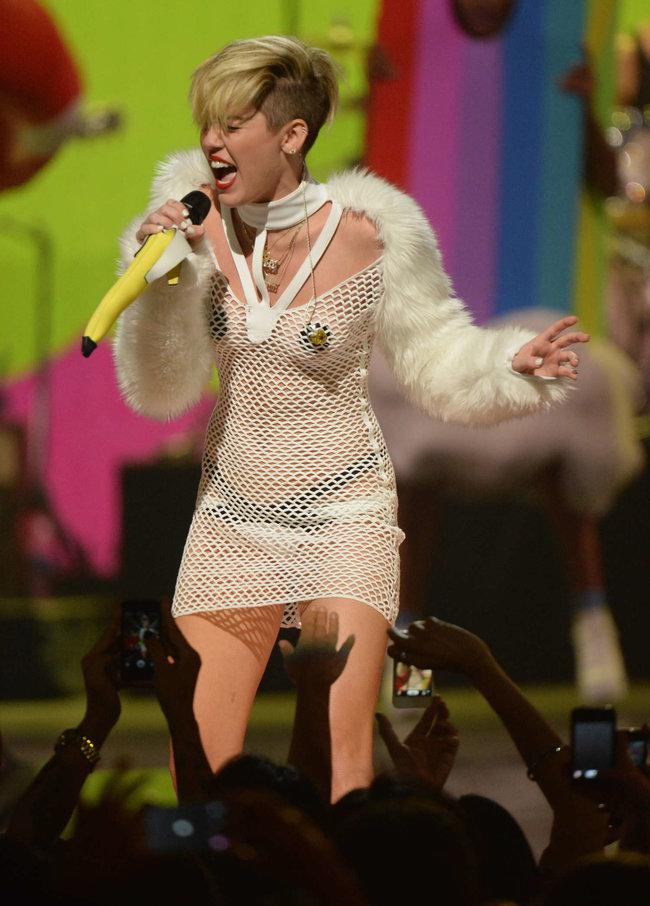 Майли Сайрус выступила на сцене фестиваля «iHeartRadio»: miley-cyrus-iheart-2013--115_Starbeat.ru