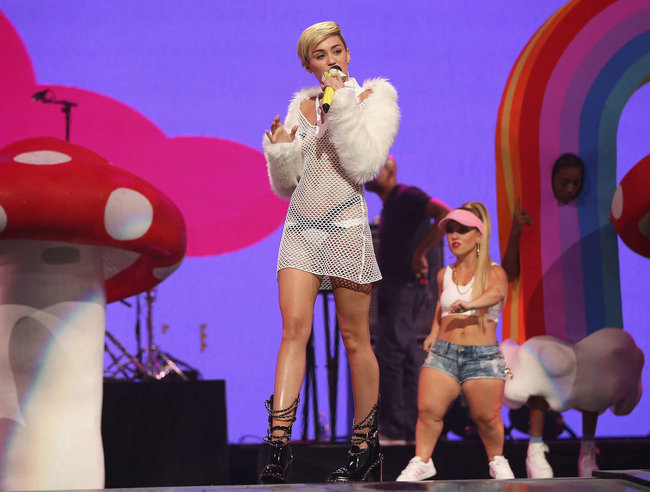 Майли Сайрус выступила на сцене фестиваля «iHeartRadio»: miley-cyrus-iheart-2013--118_Starbeat.ru