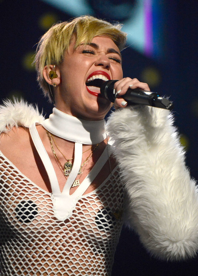 Майли Сайрус выступила на сцене фестиваля «iHeartRadio»: miley-cyrus-iheart-2013--119_Starbeat.ru